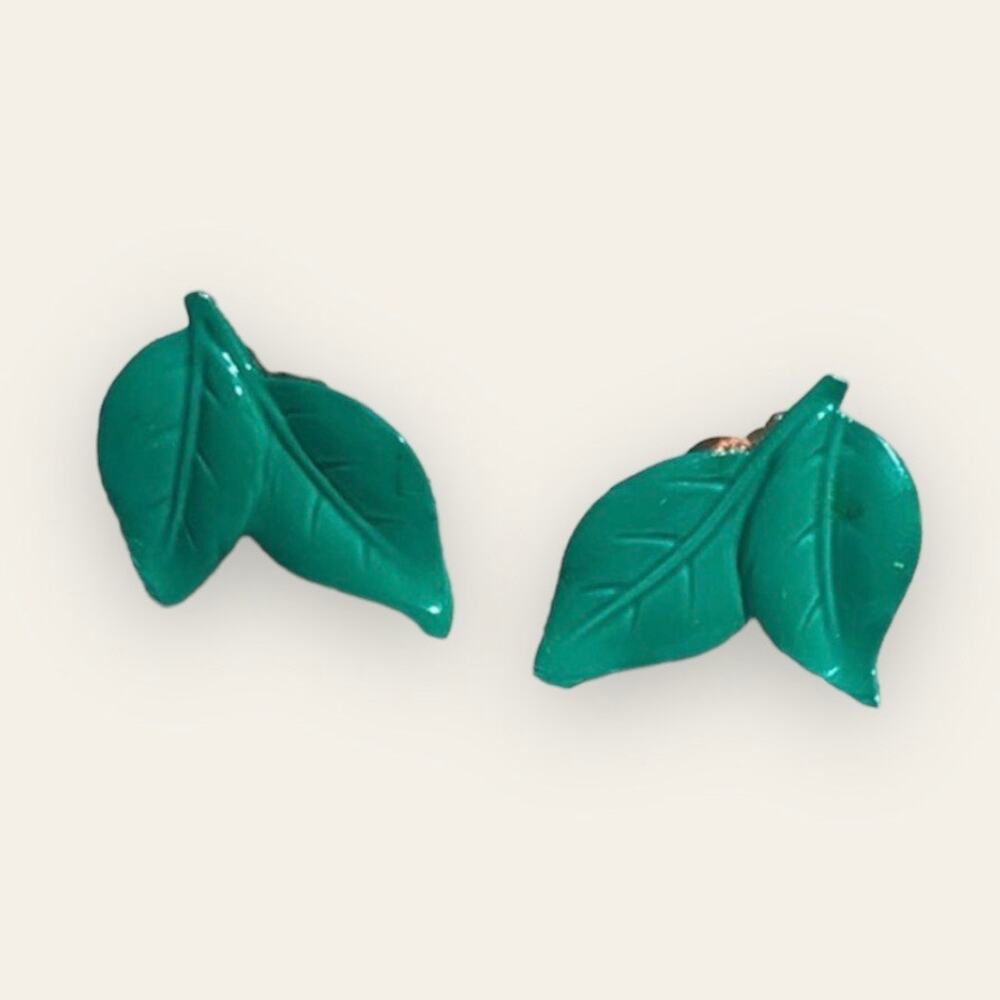 Vintage Tropical Green Leaf Screw On Clip On Earrings